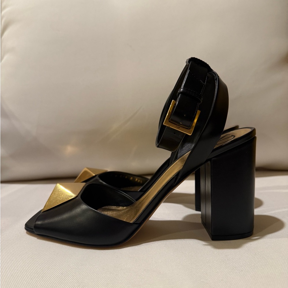 Valentino Garavani One stud pumps, brand new